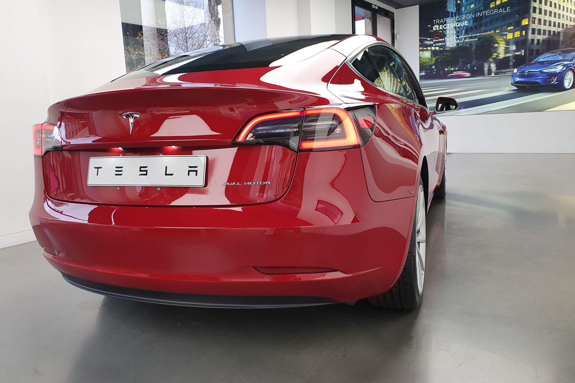 Tesla Model 3 Performance Restylée : L'Avenir Tout-Électrique