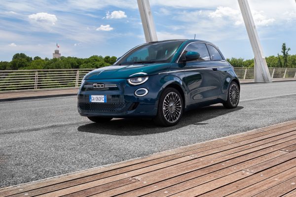 L’assistant vocal Alexa d’Amazon débarque dans la Fiat 500 électrique