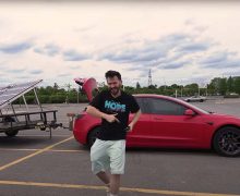 Ce youtuber recharge une Tesla Model 3 avec des panneaux solaires