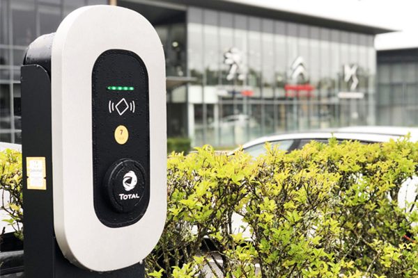 PSA équipe ses sites de bornes de recharge pour véhicules électriques