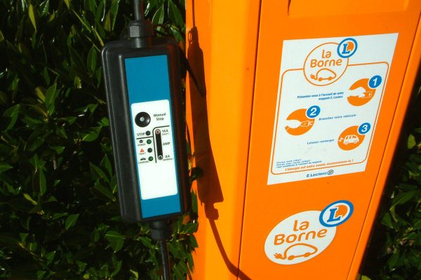 10.000 bornes de recharge supplémentaires chez Leclerc pour 2025