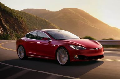 Une Tesla Model S perd son toit sur la route