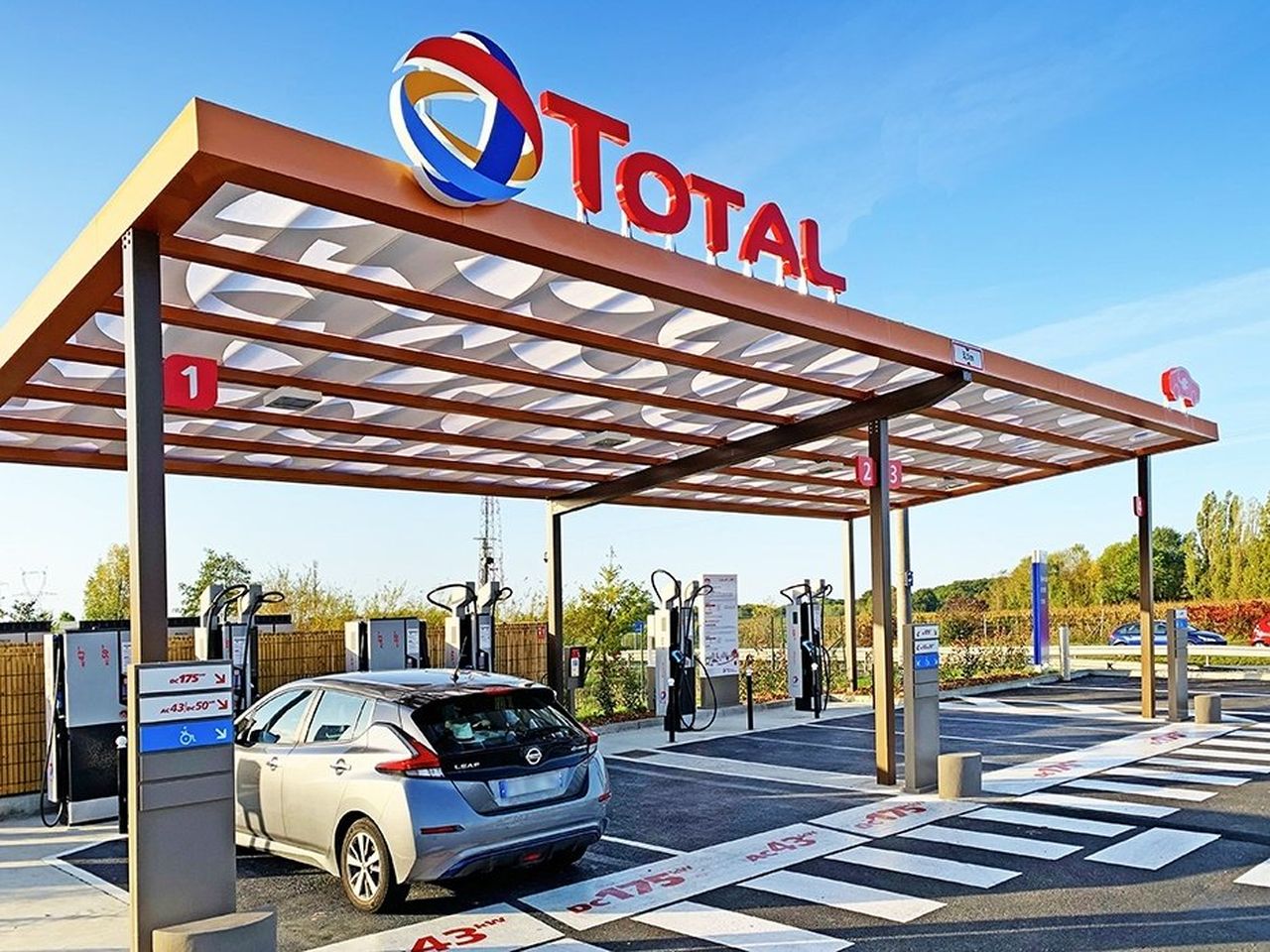 À Paris, Total frappe un grand coup dans les bornes de recharge pour véhicules  électriques