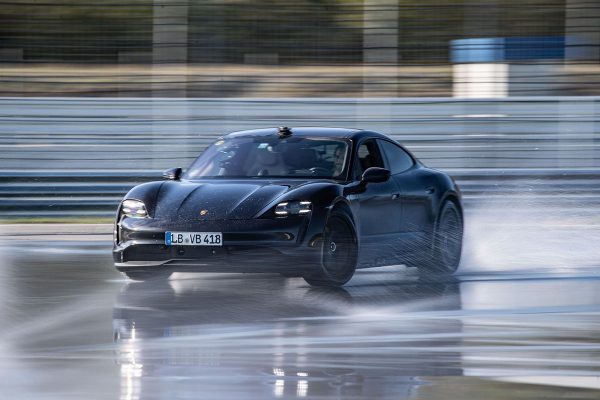 Porsche Taycan : la sportive électrique s’offre le plus long drift du monde