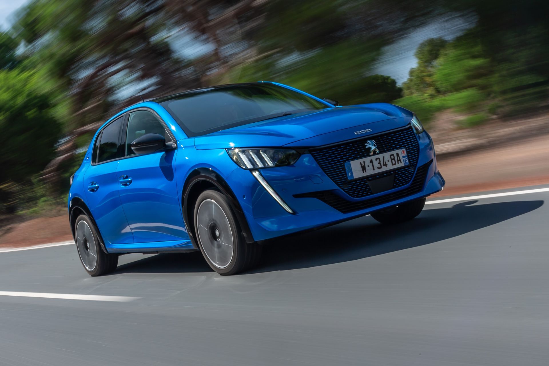 Peugeot est tellement sûr de sa dernière voiture électrique qu'il offre une  garantie inédite - Rouleur Electrique