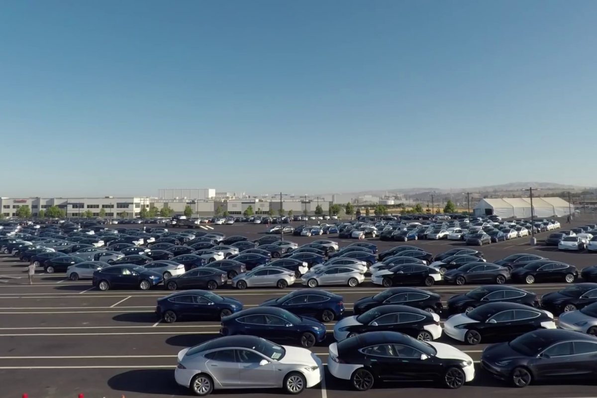 Le parking de l'usine Tesla en 2019