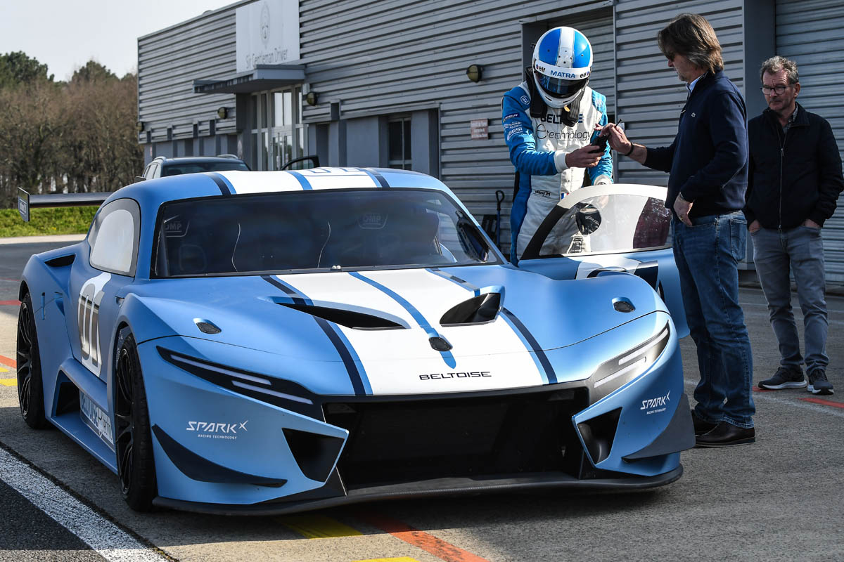 Près de Montguyon : Julien Beltoise lance la première GT de circuit  électrique au monde