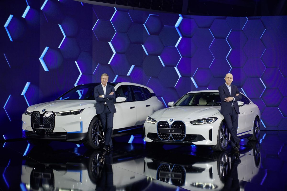 Le PDG Oliver Zipse et le patron BMW Finance avec les iX et i4 en 2021