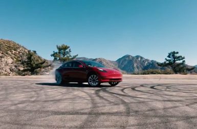 Une Tesla Model 3 extermine ses pneus en mode Track