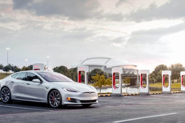 Tesla veut multiplier son réseau de Superchargeurs