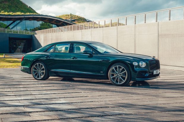 Bentley Flying Spur : la berline de luxe passe à l’hybride rechargeable