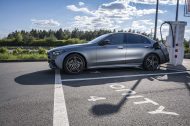 Mercedes Classe C 300e : la berline hybride rechargeable annonce ses tarifs