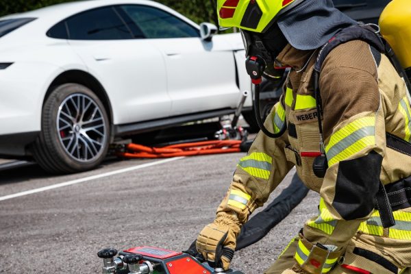 Voiture électrique : un extincteur spécial pour éteindre les feux de batteries