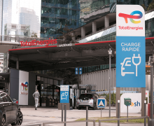 Total investit massivement pour électrifier ses stations-service