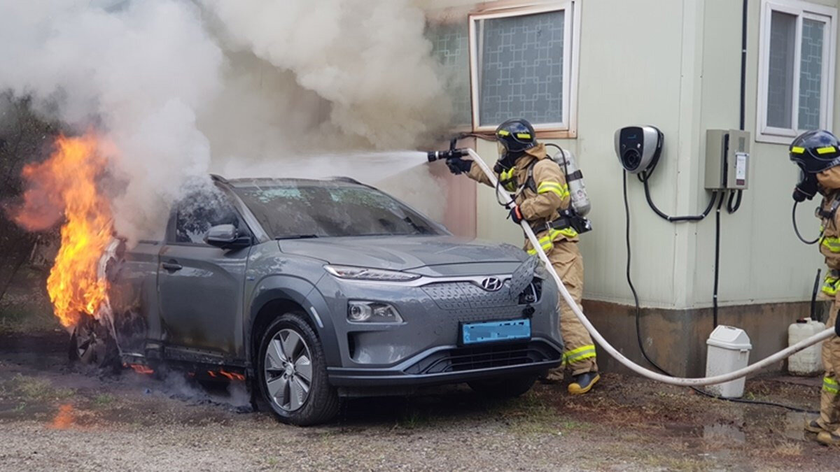 Горит хендэ. Горящий электромобиль. Hyundai Kona Electric возгорания аккумуляторных батарей..