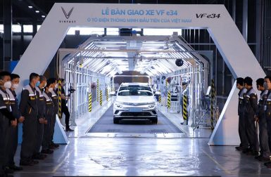 VinFast livre ses premières voitures électriques