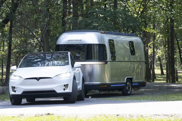 Airstream imagine la caravane électrique du futur