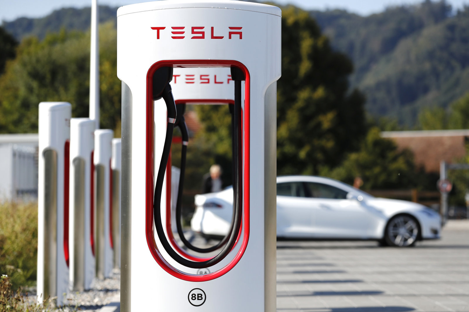Tesla : Les câbles des Superchargeurs bientôt allongés, une bonne nouvelle  pour les concurrents