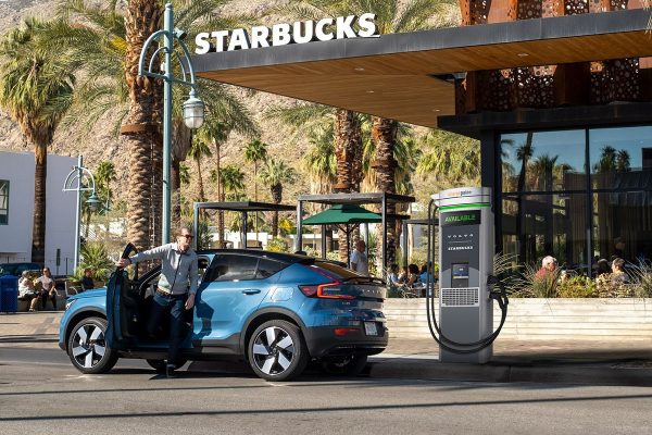 Vous pourrez bientôt recharger votre voiture chez Starbucks