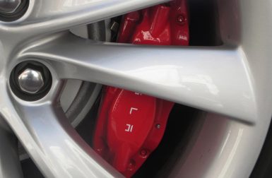 Pollution aux particules des voitures électriques : ce que dit VRAIMENT le rapport polémique de l’Ademe