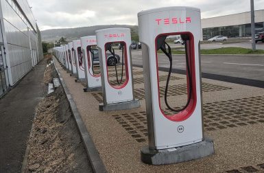 Tesla : qui va profiter de 10000 km de recharge gratuite ?