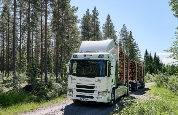 Le premier camion grumier électrique vient d’être livré en Suède et peut emmener jusqu’à 80 tonnes de bois