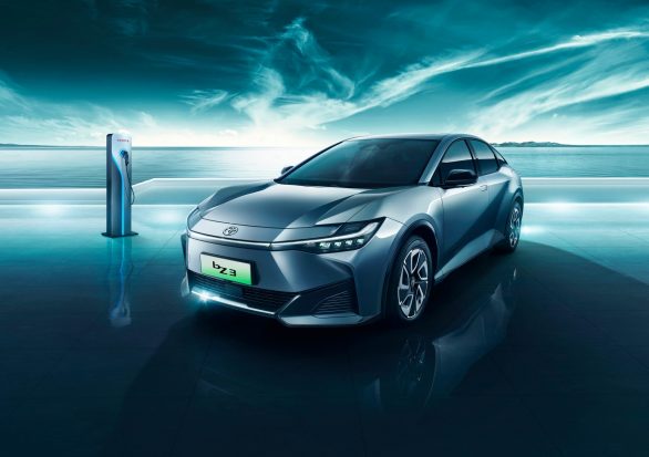Toyota présente la bZ3, sa rivale de la Tesla Model 3 pour la Chine