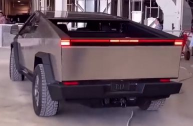 Tesla Cybertruck : l’arrière définitif du pick-up électrique se dévoile