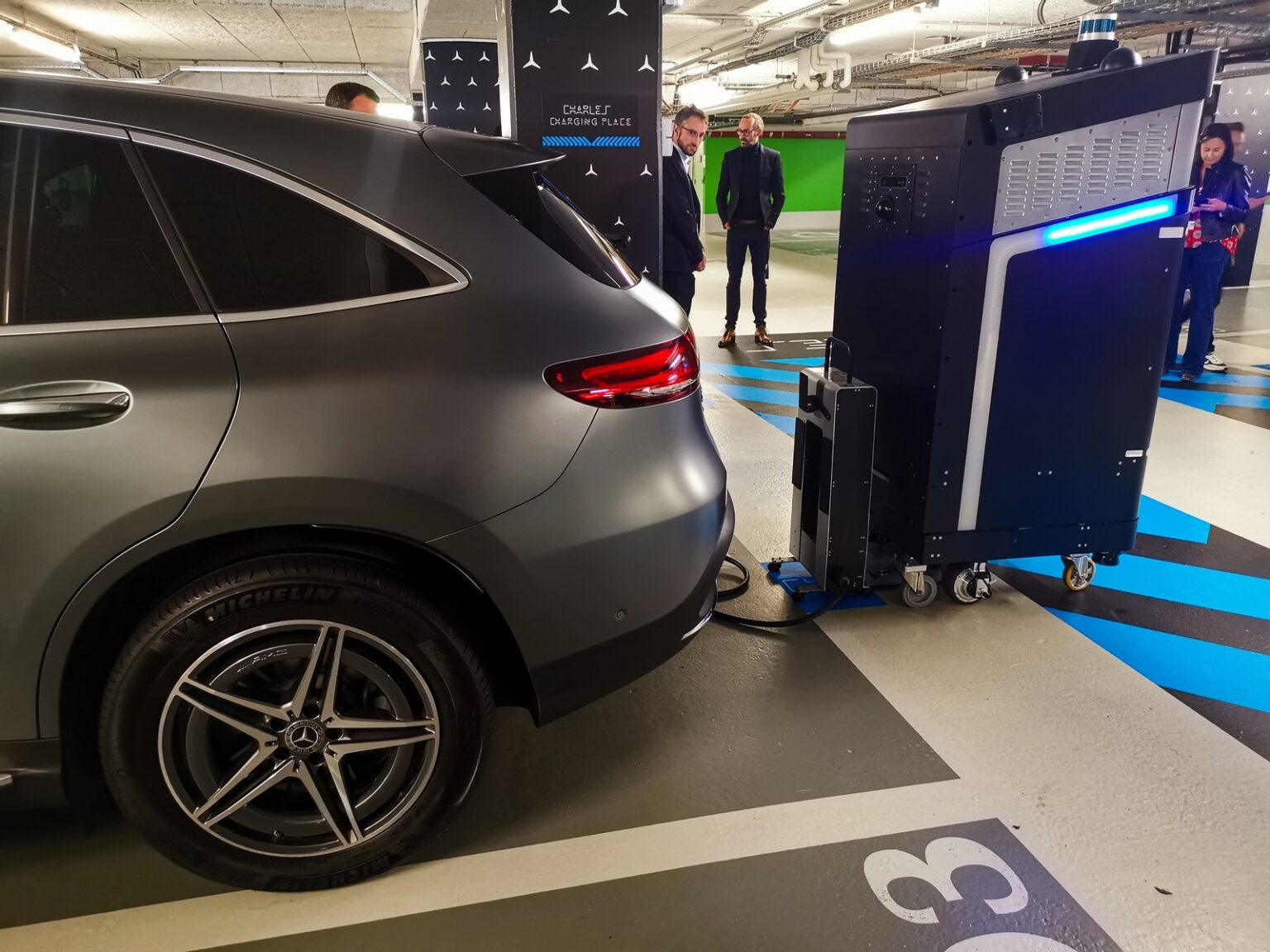 Reportage - Mercedes lance Charles, un robot de recharge en parking 