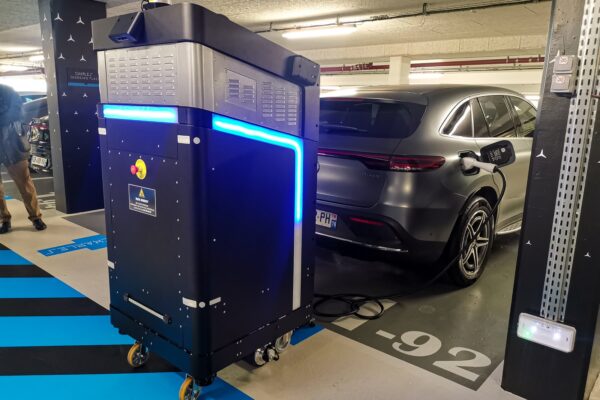 Reportage – Mercedes lance Charles, un robot de recharge en parking utilisant des batteries de seconde vie