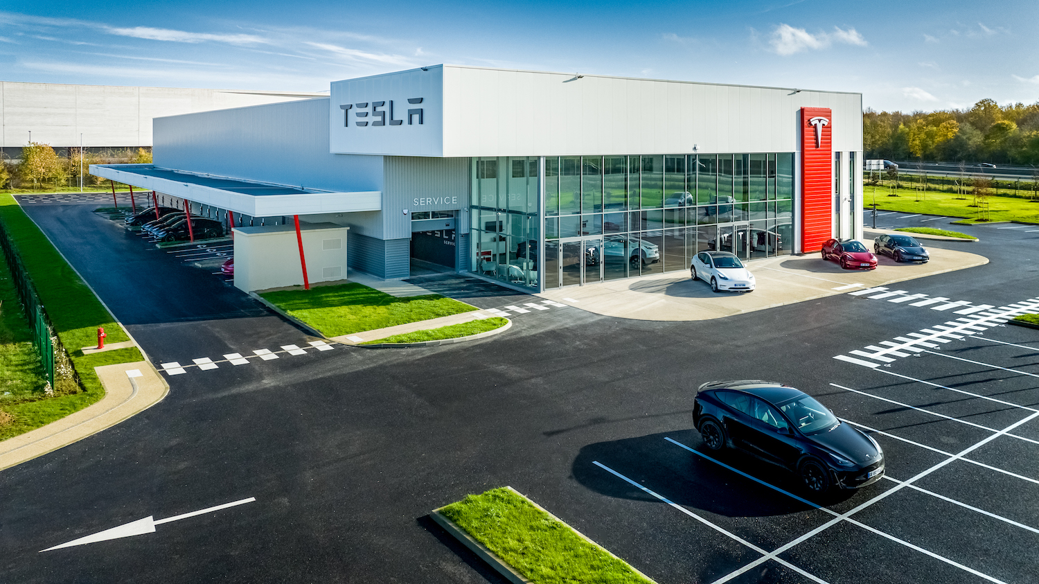 Tesla ouvre son plus grand centre français près de Disneyland