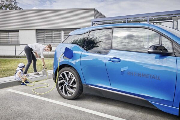 Recharge de voiture électrique : Rheinmetall imagine des bornes publiques intégrées aux trottoirs