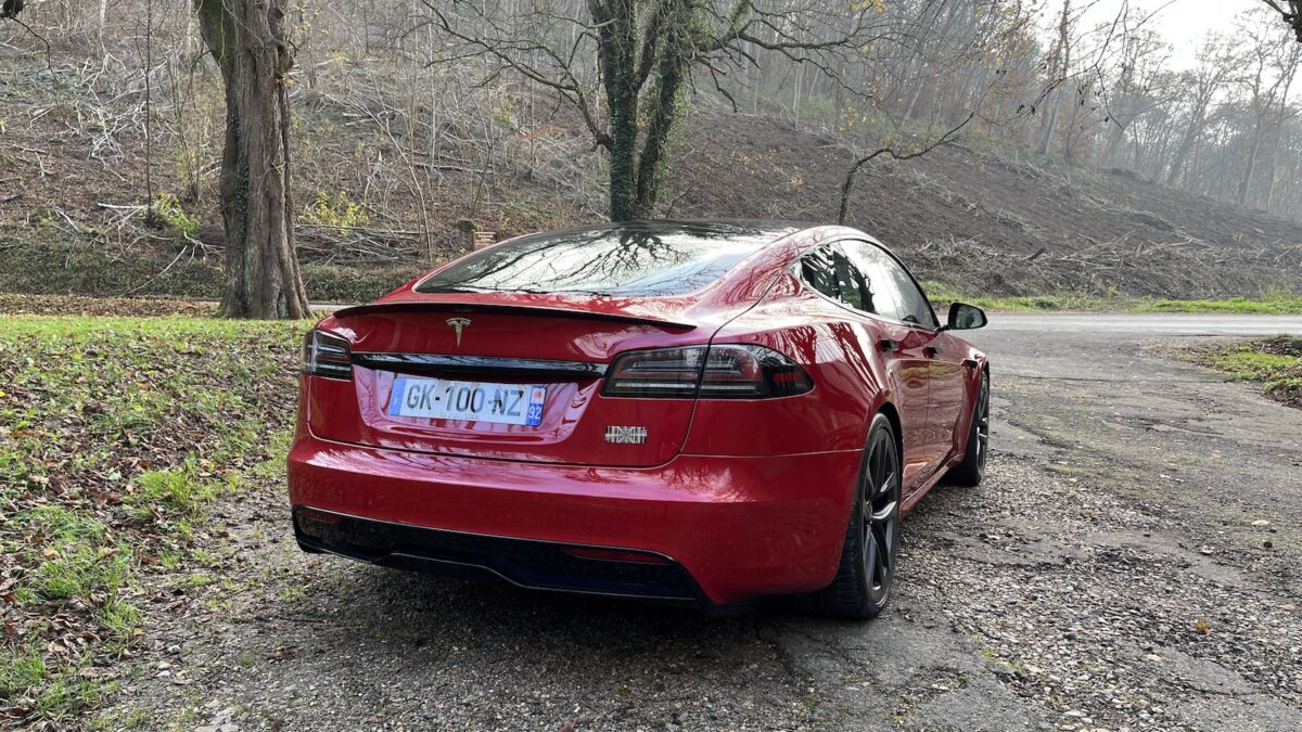 La Tesla Model S Plaid devient la voiture la plus rapide lors d'un test  d'accélération en conditions réelles, sans aucun déploiement -   News