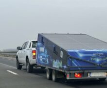 Sa remorque avec des batteries Tesla alimente des bâtiments en Ukraine