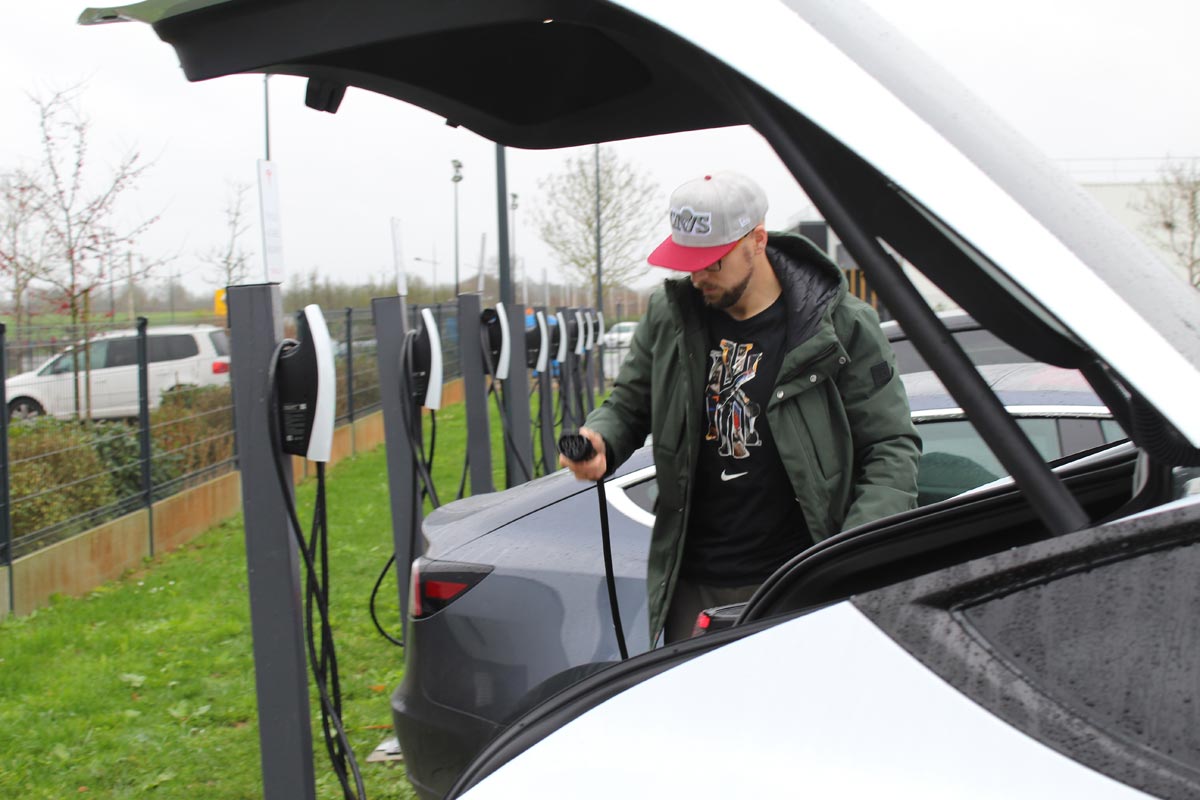 Florian Bourvon et son Tesla Model Y