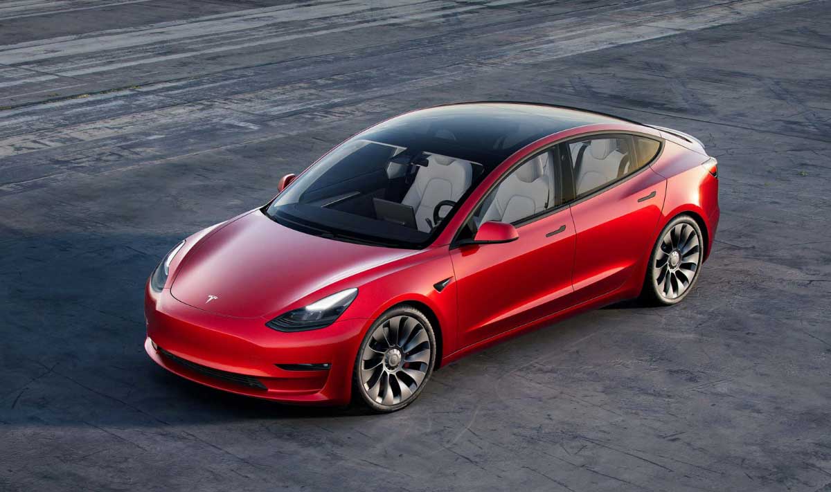 Bug He steals someone else's Tesla Model 3 without realizing it