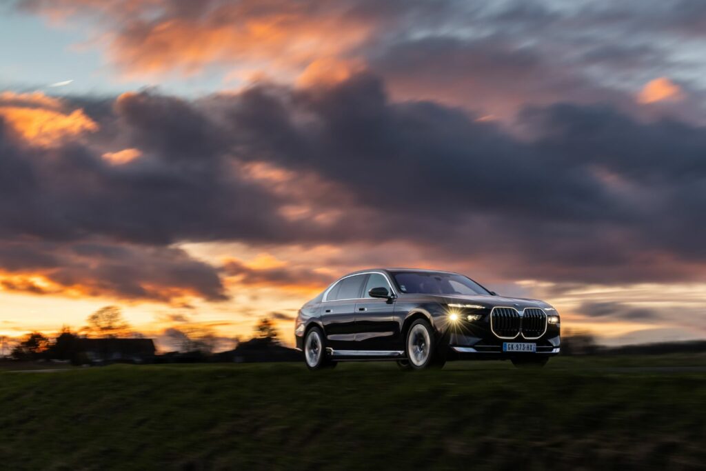 La berline de luxe électrique de BMW offre jusqu'à 625 km d'autonomie 