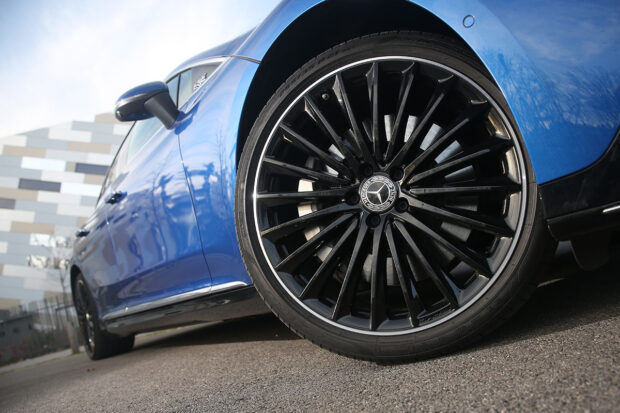 Voiture électrique : pourquoi les jantes plus grosses réduisent l’autonomie ?
