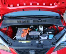 Timbre vert – Sur une voiture électrique, à quoi sert encore la batterie 12V ?