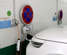 Timbre vert – Prise ou voiture électrique, dans quel ordre doit-on se brancher pour recharger ?