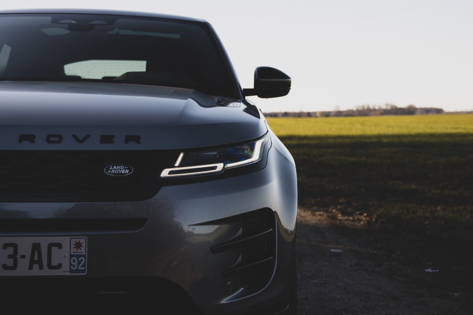 Essai Range Rover Evoque hybride rechargeable et E85 chic peutêtre