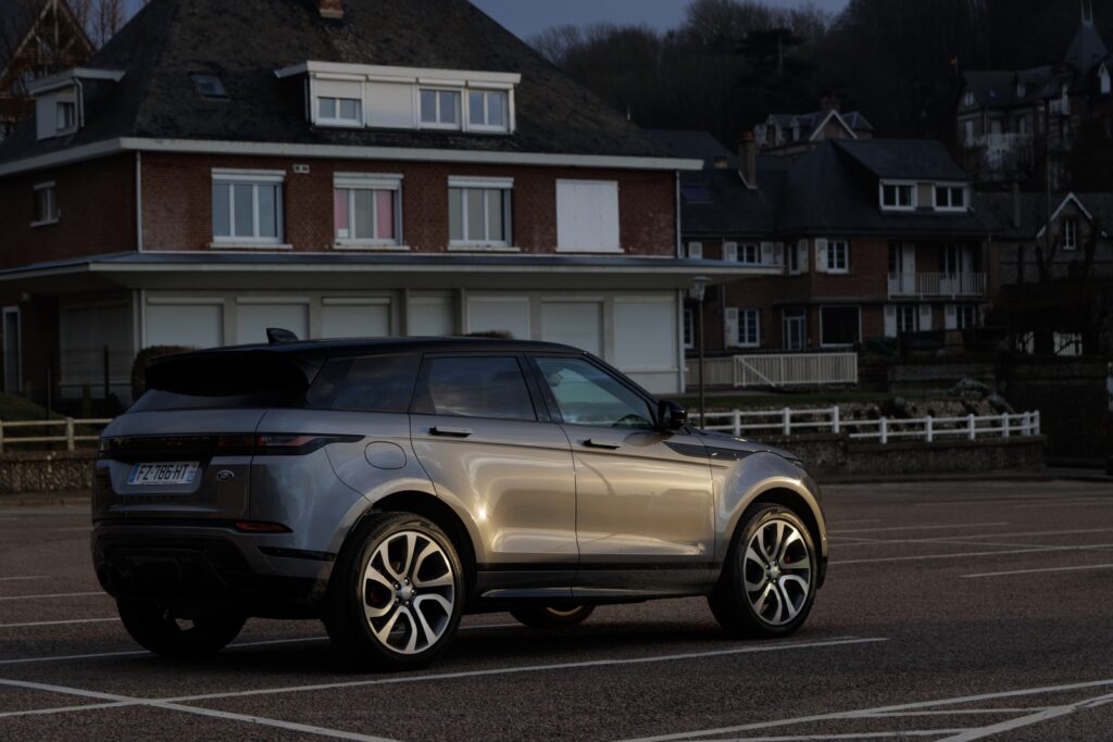 Essai Range Rover Evoque hybride rechargeable et E85 chic peutêtre