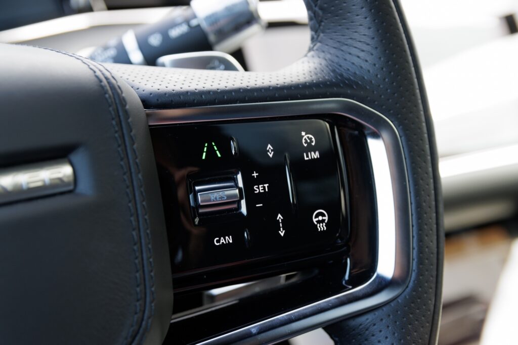 Essai Range Rover Evoque hybride rechargeable et E85 chic peutêtre