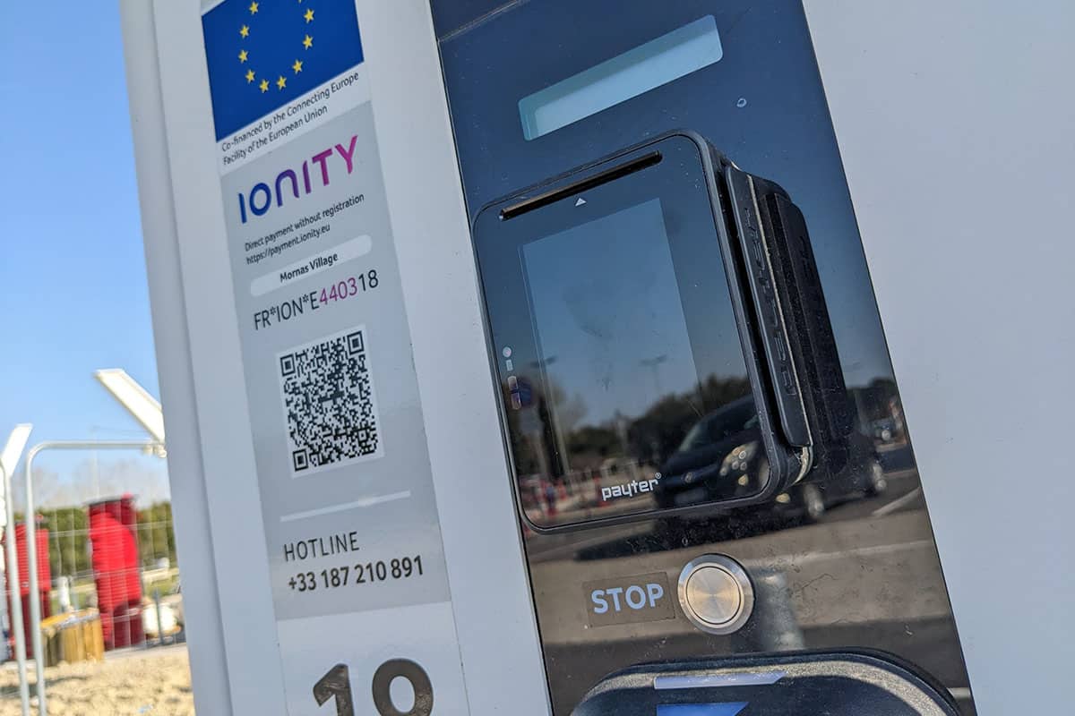 passage d une carte rfid sur le lecteur d une borne de recharge