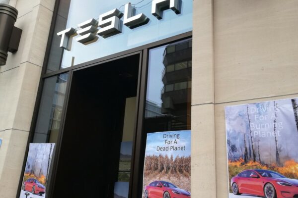 Des militants pour l’environnement vandalisent un showroom Tesla