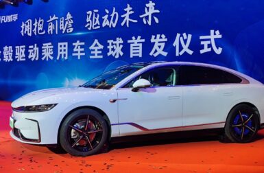 Dongfeng présente deux berlines électriques avec des moteurs dans les roues
