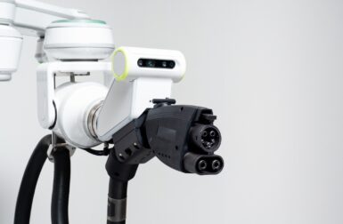 Hyundai présente l’ACR, un robot qui se charge de brancher votre voiture électrique
