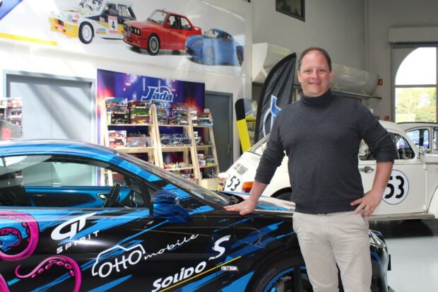 Visite chez OttO – Renault 5, Ford Mach-E, Opel Manta GSE, BMW i4, etc : les miniatures aussi passent à l’électrique !