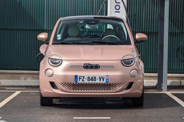 Fiat 500 électrique : faute de ventes, une production stoppée près de la moitié de l’année 2024