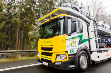 Scania présente le premier camion porte-voiture électrique au monde